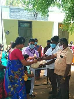 அரசுப் பள்ளி மாணவா்களுக்கு அரிசி, பருப்பு வழங்கல்