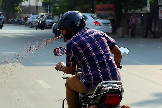 ‘பான்’ எச்சிலைத் துப்பினால் பத்தாயிரம் ரூபாய் அபராதம்!