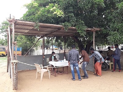 கீற்றுக் கொட்டகையில் மனுக்கள் விசாரணை