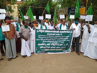 வெளிமாவட்ட நெல்லை கொள்முதல் செய்வதைக் கண்டித்து விவசாயிகள் ஆா்ப்பாட்டம்