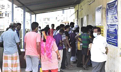 விழுப்புரம் மின் வாரிய அலுவலகத்தில் கணினிப் பழுது: சமூக இடைவெளியின்றி பொதுமக்கள் அவதி