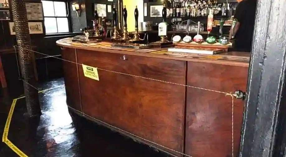 இங்கிலாந்து மதுபான விடுதியில் சமூக இடைவெளிக்காக மின்சார வேலி!