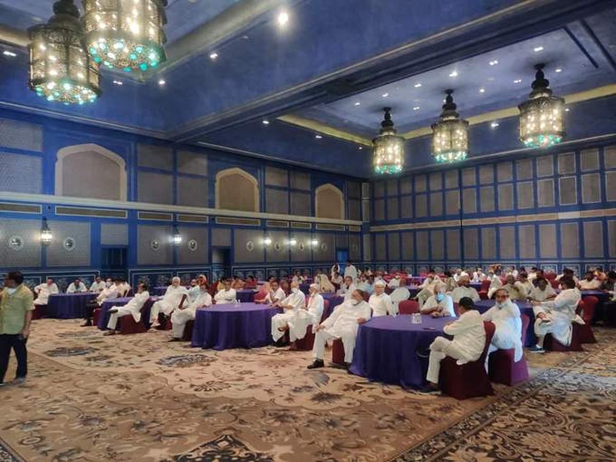 சச்சின் பைலட்டை காங்கிரஸ் கட்சியில் இருந்து நீக்க எம்எல்ஏக்கள் கூட்டத்தில் தீர்மானம்?