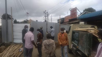 கொடைக்கானலில் நகராட்சிக்குட்பட்ட 6 பகுதிகளுக்கு சீல் வைப்பு: வணிகர் சங்கம் அதிருப்தி