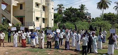 சீர்காழி அருகே லாரி உரிமையாளர்கள் சங்கத்தினர் ஆர்ப்பாட்டம்