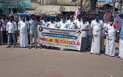 ரயில்வே துறையை தனியாா்மயமாக்குவதைக் கண்டித்து ஆா்ப்பாட்டம்