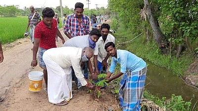 ஒரே நாளில் 500 மரக்கன்றுகளை நட்ட இளைஞர்கள்