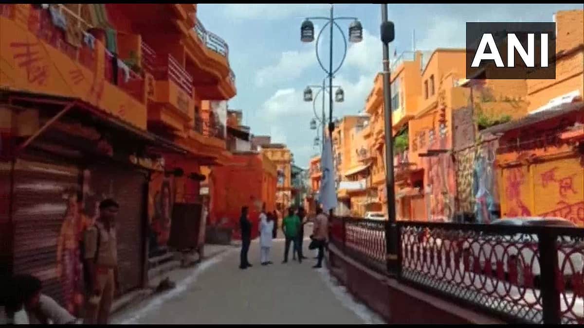 உ.பி.யில் அமைச்சர் வசிக்கும் தெருவில் இருக்கும் வீடுகளுக்கு காவி வண்ணம்: வழக்குப் பதிவு