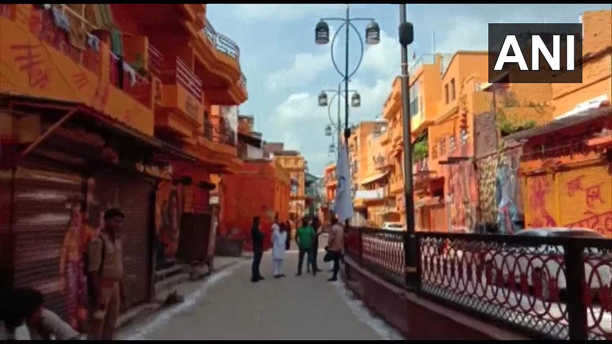 உ.பி.யில் அமைச்சர் வசிக்கும் தெருவில் இருக்கும் வீடுகளுக்கு காவி வண்ணம்: வழக்குப் பதிவு