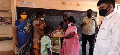 சத்துணவு சாப்பிடும் மாணவ, மாணவிகளுக்கு அரிசி, பருப்பு விநியோகம்