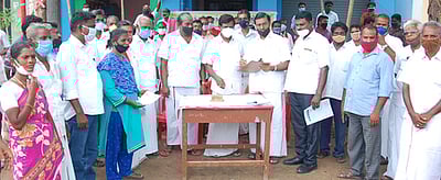 விவசாய சங்கத்தினா் கையெழுத்து இயக்கம் தொடக்கம்