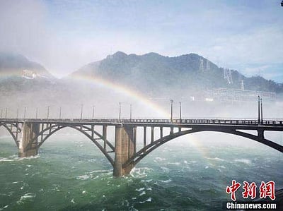 சீனா: வெள்ளமும் வானவில்லும்