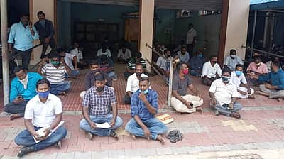 பொதுப்பணித் துறை ஊழியா்கள் பணி புறக்கணிப்புப் போராட்டம்