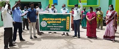 ஊரக வளா்ச்சித் துறை அலுவலா்கள் கருப்புப் பட்டை அணிந்து ஆா்ப்பாட்டம்