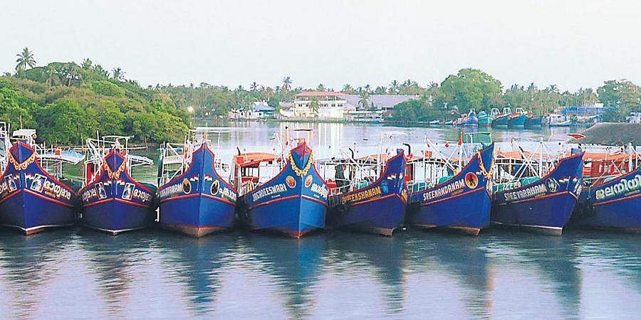 மாதக் கணக்கில் முடங்கிக் கிடக்கும் காசிமேடு மீன்பிடித் துறைமுகம்: கேள்விக்குறியாகும் வாழ்வாதாரம்