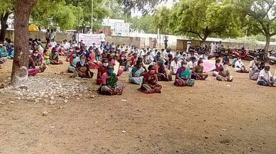 இளையான்குடி வட்டாட்சியர் அலுவலகம் முற்றுகை: மயானத்துக்கு பாதை கேட்டு கிராம மக்கள் போராட்டம்