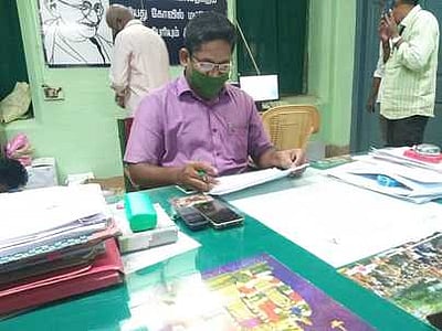 மேலூா் வட்டாட்சியா்பொறுப்பேற்பு