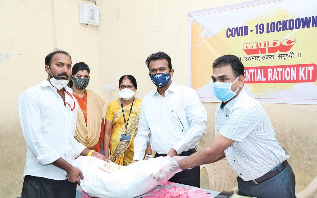 தாராவி மக்களுக்கு உதவிய தமிழ் அதிகாரி