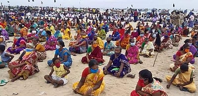 கடலூர்: சுருக்குமடி வலையைப் பயன்படுத்தத் தடை விதிக்கக் கோரி மீனவர்கள் போராட்டம்