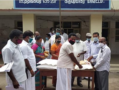 ஊத்தங்கரையில் நலிவடைந்த நாட்டுப்புற கிராமிய கலைஞர்களுக்கு நிவாரண உதவி