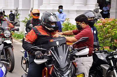 கரோனா விழிப்புணர்வு - இருசக்கர வாகன பேரணி