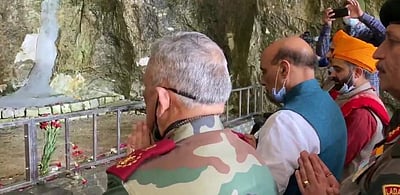 அமர்நாத் குகைக் கோயிலுக்குச் சென்று பனிலிங்கத்தை வழிபாட்டார் ராஜ்நாத் சிங்