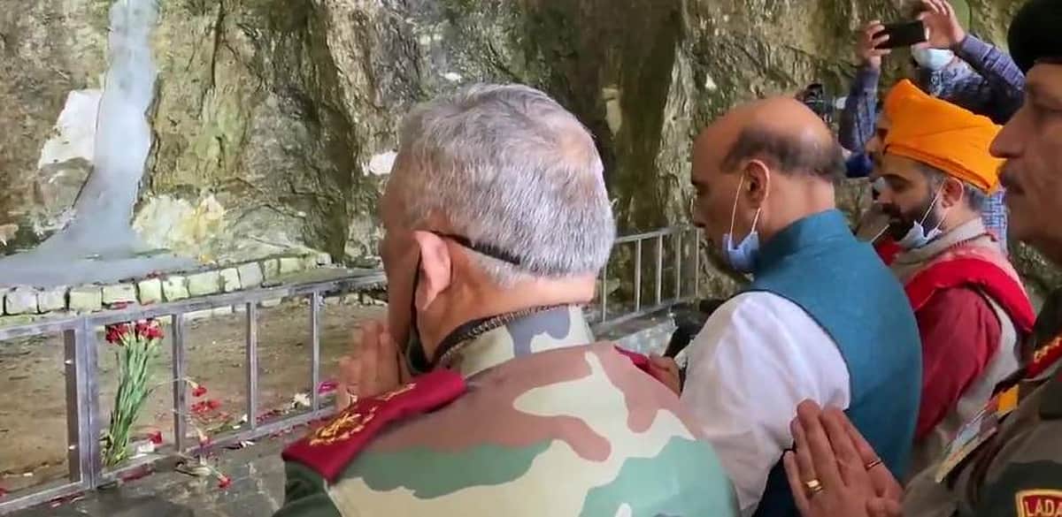 அமர்நாத் குகைக் கோயிலுக்குச் சென்று பனிலிங்கத்தை வழிபாட்டார் ராஜ்நாத் சிங்