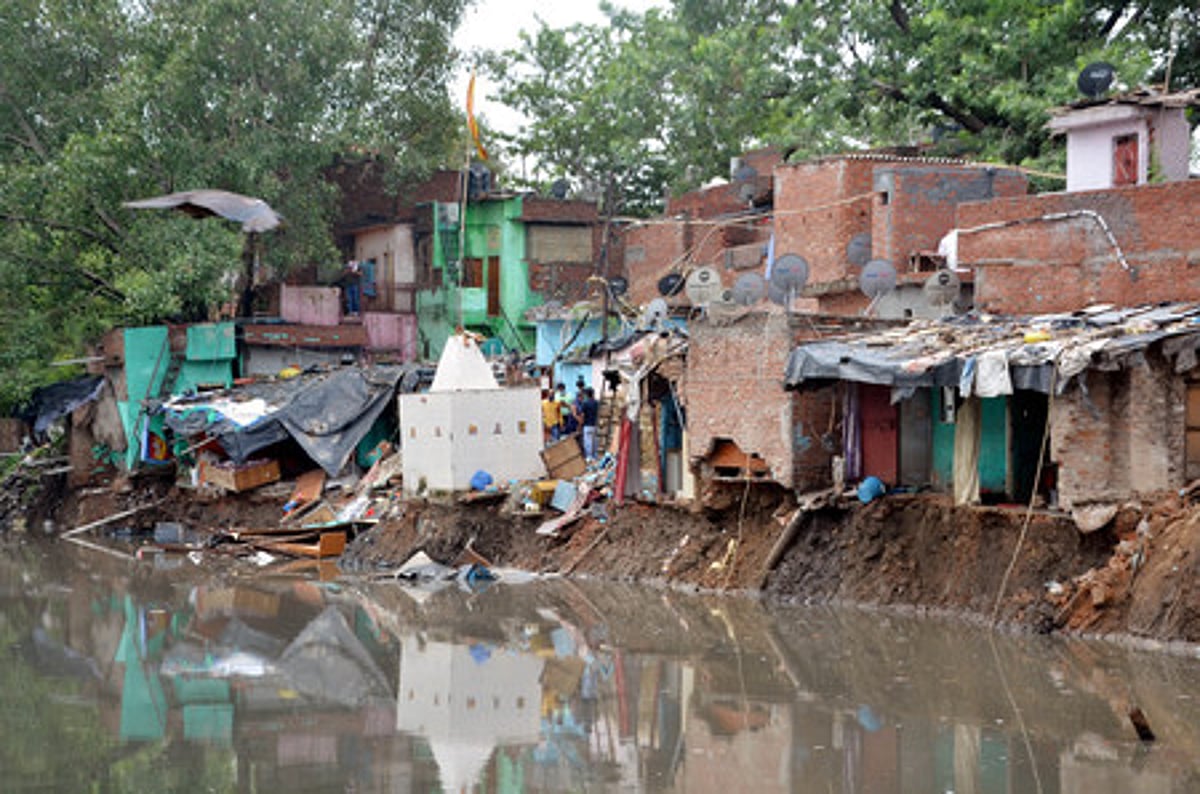 தில்லி, என்சிஆரில் சூறைக்காற்றுடன் கன மழை; போக்குவரத்து பாதிப்பு! மழை நீரில் சிக்கி டிரக் ஓட்டுநா் சாவு