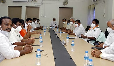 புதுவை காங்கிரஸ் எம்எல்ஏக்கள் ஆலோசனைக் கூட்டம்