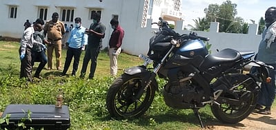 மதுரை அருகே இளைஞா் ஓட ஓட வெட்டிக் கொலைகாப்பாற்ற முயன்ற சித்திக்கும் அரிவாள் வெட்டு