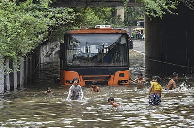 கனமழையால் ஸ்தம்பித்த தில்லி