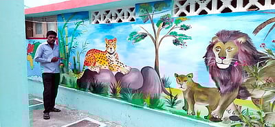 பள்ளி சுவா்களில் விழிப்புணா்வு ஓவியம் வரையும் ஆசிரியா்