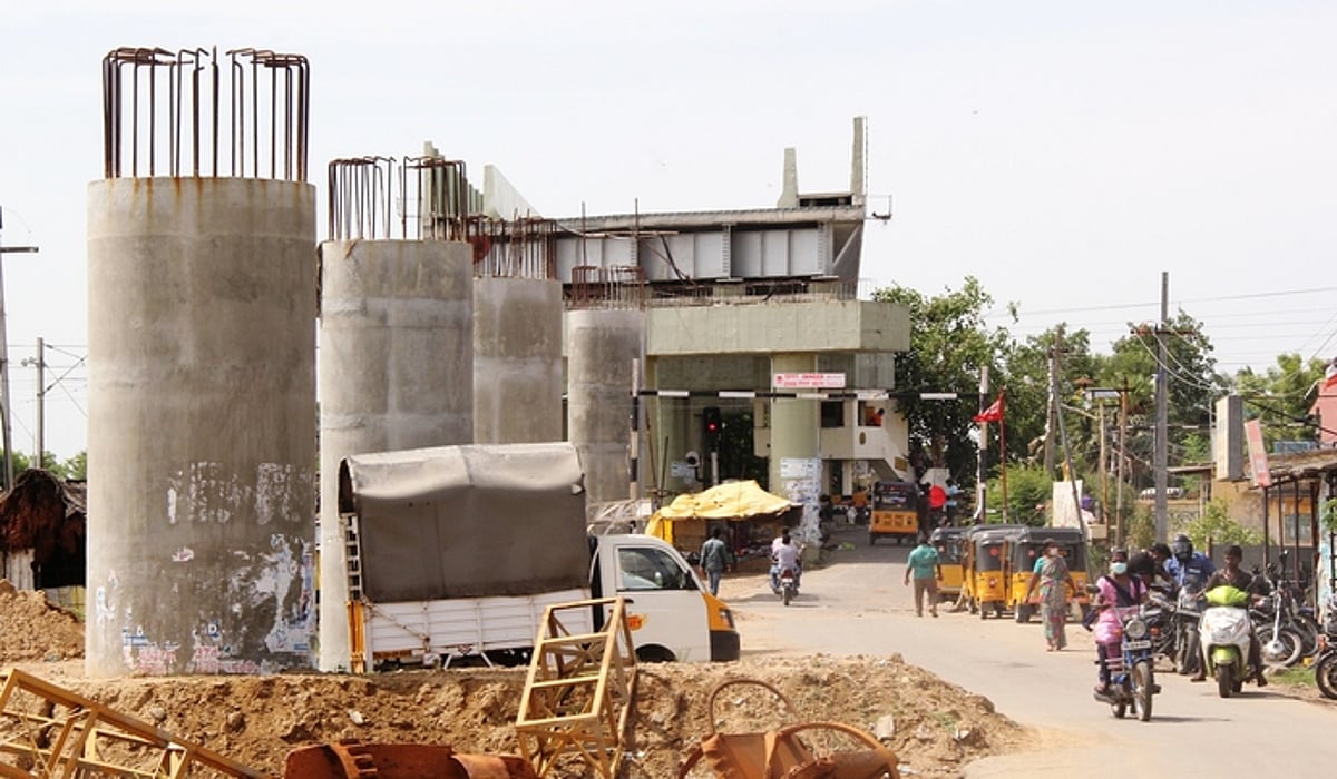 திருவள்ளூா் அருகே தாமதமாகும் ரயில்வே மேம்பாலப் பணி