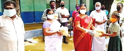 அக்கமாபேட்டை அரசு பள்ளி மாணவர்களுக்கு உலர் உணவுப் பொருள்கள் வழங்கல்