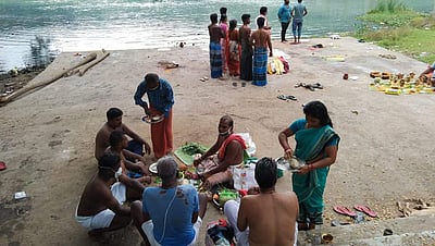 ஆடி அமாவாசை: தடையை மீறி மேட்டூர் காவிரியில் மூதாதையர்களுக்கு தர்பணம்