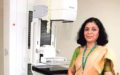 கரோனா: இருட்டிலிருந்து வெளிவர என்ன செய்ய வேண்டும்!: விளக்குகிறார் மருத்துவர் மீனாட்சி பரமசிவன்