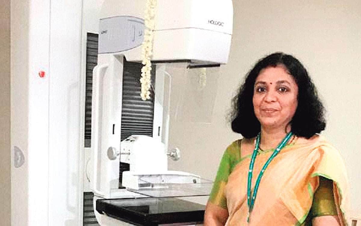 கரோனா: இருட்டிலிருந்து வெளிவர என்ன செய்ய வேண்டும்!: விளக்குகிறார் மருத்துவர் மீனாட்சி பரமசிவன்