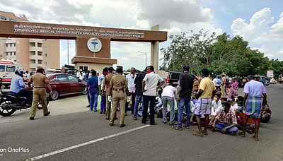 தாய், மகள் விஷம் குடித்த விவகாரம்: நெல்லையில் பொதுமக்கள் சாலை மறியல்