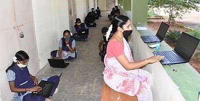 பிளஸ் 2 மாணவா்களுக்கு மடிக்கணினிகள் வழியாகபாடங்களை கற்பிக்கும் ‘வீடியோ லெசன்’ திட்டம் தீவிரம்