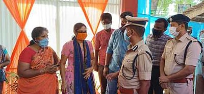 சாா்பு-ஆய்வாளா் குடும்பத்துக்கு டிஐஜி, எஸ்.பி ஆறுதல்