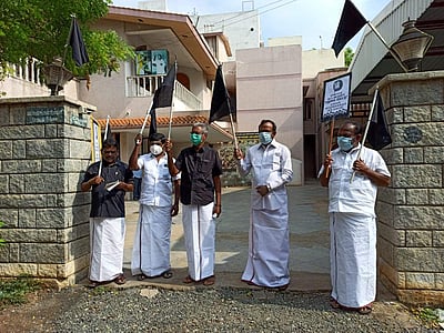 ஈரோட்டில் தி.மு.க சார்பில் கருப்புக்கொடி ஏற்றி போராட்டம் 