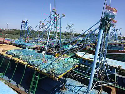 காரைக்கால் விசைப்படகு மீனவர்கள் கடலுக்கு செல்லவில்லை