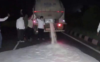 பாலை ரோட்டில் கொட்டி போராட்டம்!