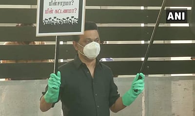 மின் கட்டணம் விவகாரம்: மு.க.ஸ்டாலின் தனது வீட்டில் கருப்புக்கொடி ஏற்றி போராட்டம்