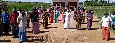 கரோனா பரவல்: டாஸ்மாக் கடையை மூடக் கோரி ஆா்ப்பாட்டம்