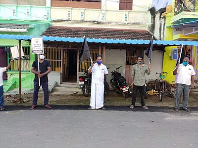 ஓமலூரில் கருப்புக்கொடி ஏந்தி திமுகவினர் போராட்டம்