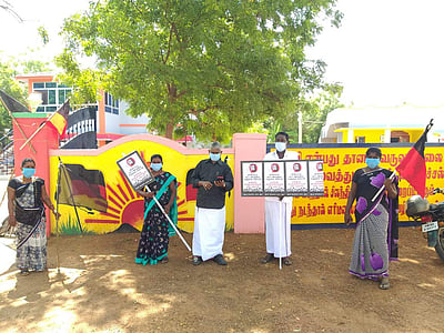 மானாமதுரை, இளையான்குடி, திருப்புவனத்தில் திமுகவினர் வீடுகளில் கருப்புக்கொடி ஏற்றி கண்டன ஆர்ப்பாட்டம்