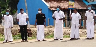 திருவாடானையில் திமுகவினர் சார்பில் கருப்புக்கொடி ஏந்தி போராட்டம்