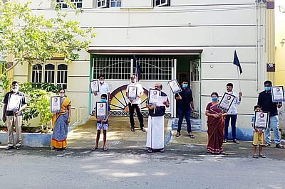 திருப்பூரில் திமுகவினர் கருப்புக்கொடி ஏந்தி ஆர்ப்பாட்டம்