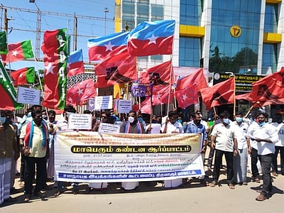பெரியாா் சிலையை அவமதித்தவா்களை குண்டா் சட்டத்தில் கைது செய்யக் கோரி ஆா்ப்பாட்டம்